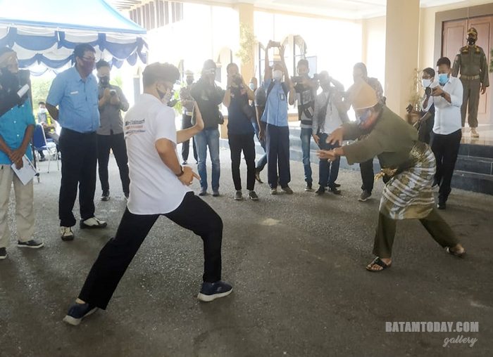Cabup Bintan Alias Wello saat menunjukkan atraksi silat usai penyampaian visi misi
